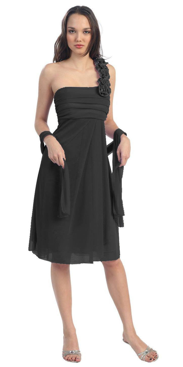 One-shoulder chiffon dress in black, with ruffled shoulder and knee-length skirt