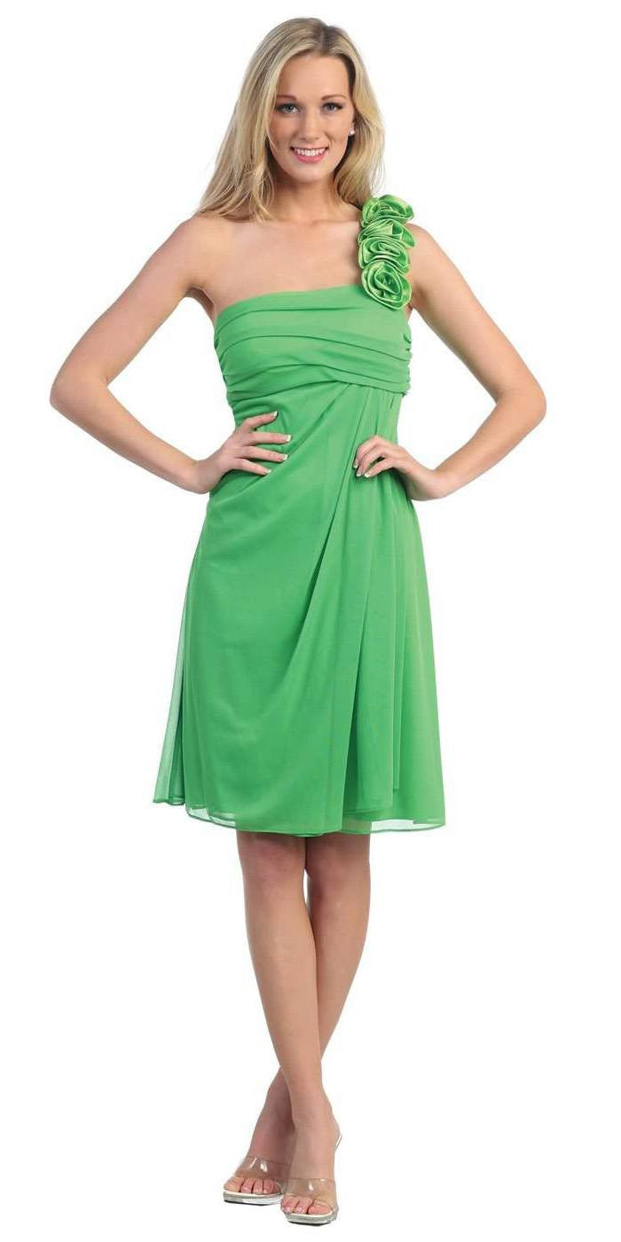 One-shoulder chiffon dress in green, with ruffled shoulder and knee-length skirt