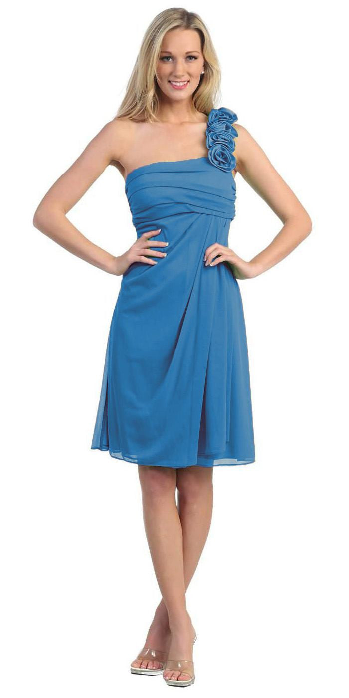 One-shoulder chiffon dress in blue, with ruffled shoulder and knee-length skirt