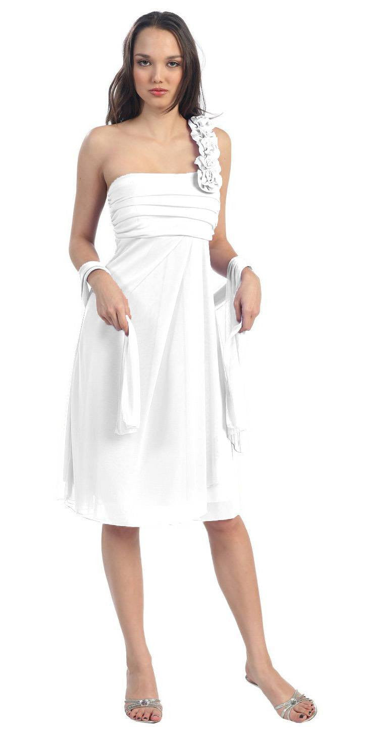 One-shoulder chiffon dress in white, with ruffled shoulder and knee-length skirt