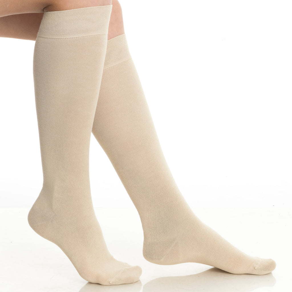 Women’s bamboo knee-high socks in beige/cream, with ribbed top and smooth leg