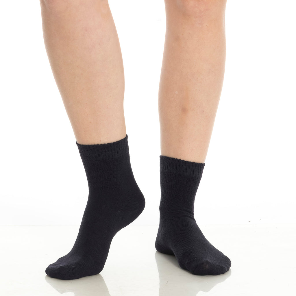 Bamboo diabetic ankle socks 4-pack, black socks on both feet, low ankle height