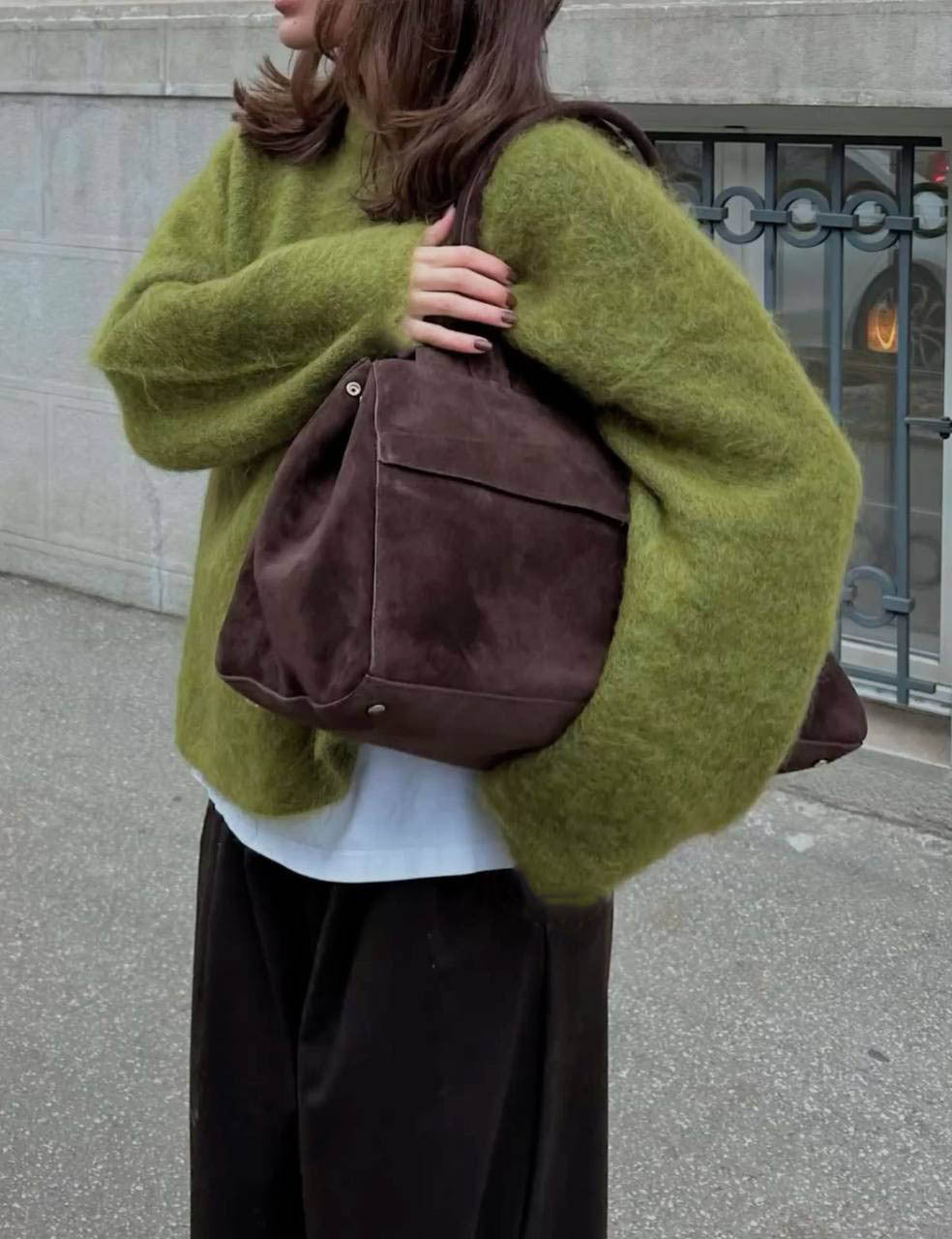 Women’s loose round-neck sweater in green with long sleeves and soft texture