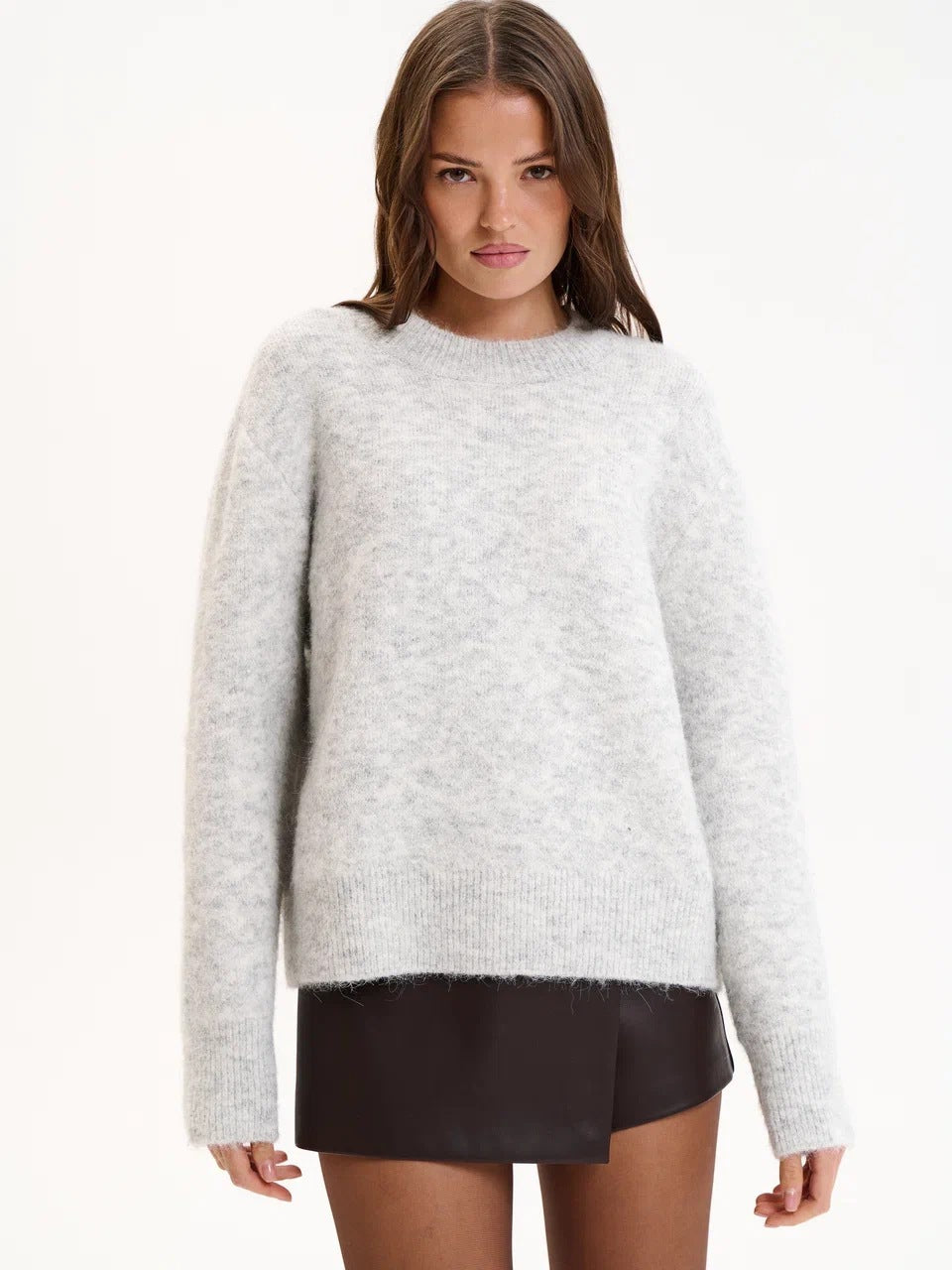 Women’s loose round-neck sweater in light gray heather with long sleeves