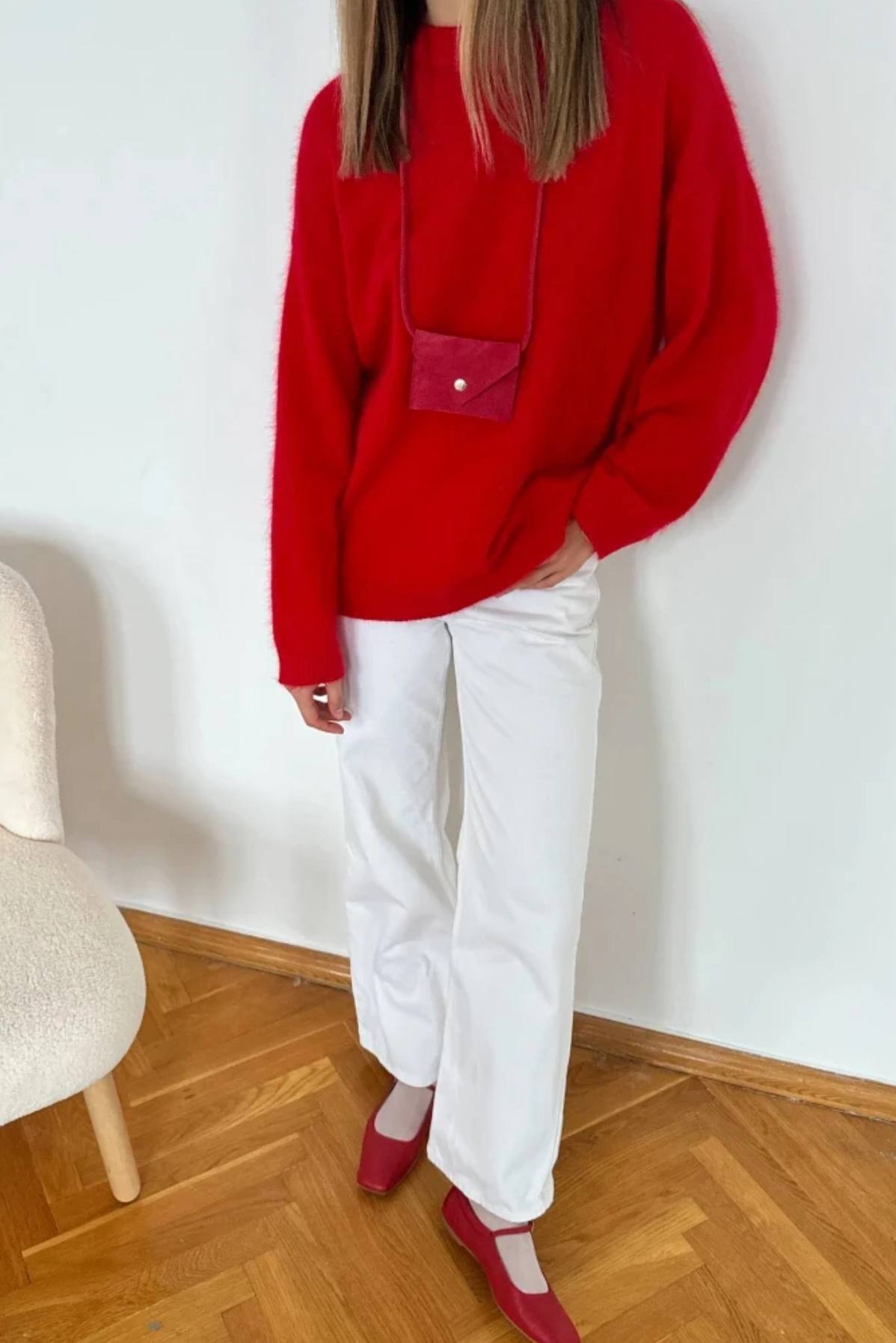 Women’s loose round-neck sweater in red with long sleeves and relaxed silhouette