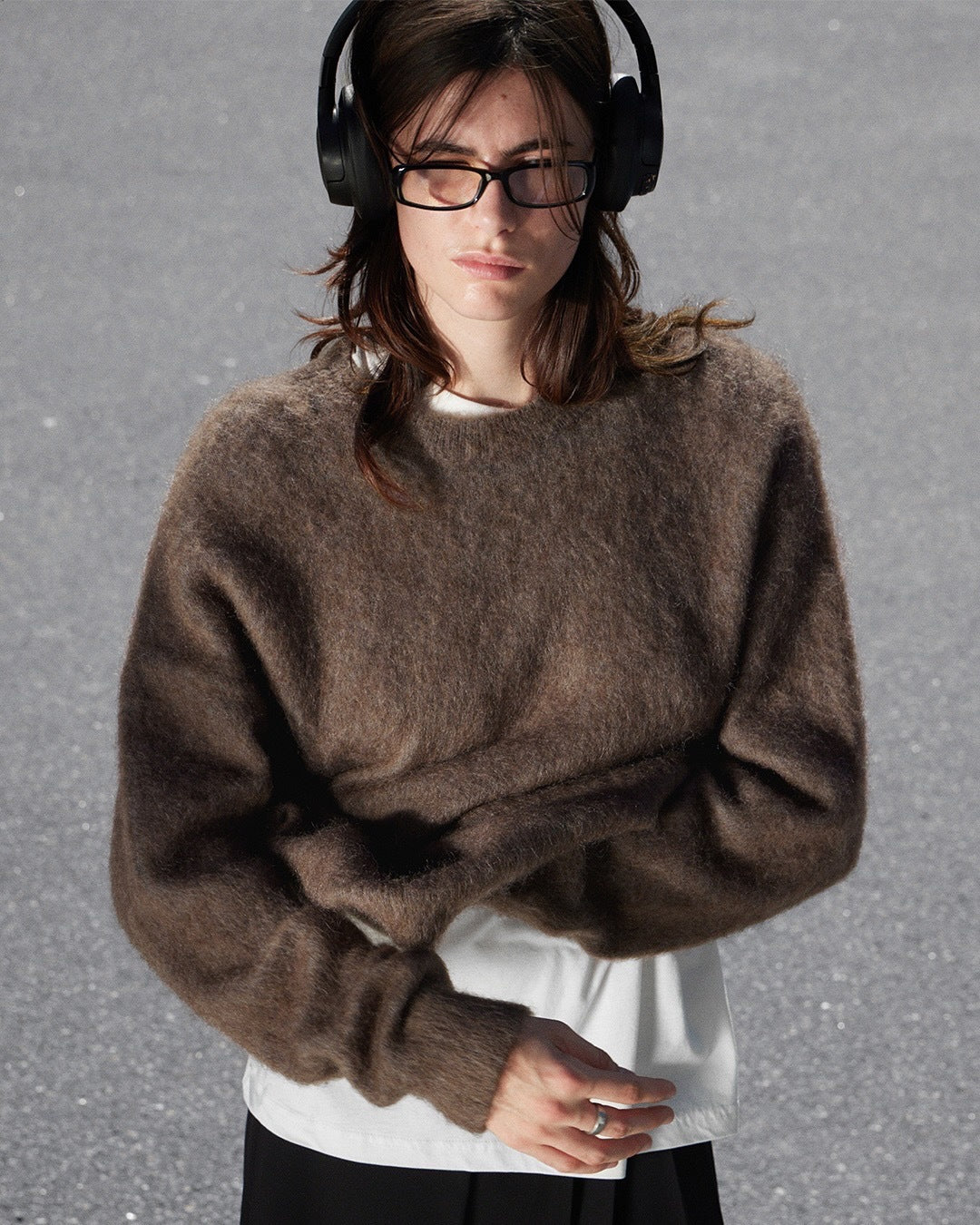 Women’s loose round-neck sweater in brown heather with long sleeves