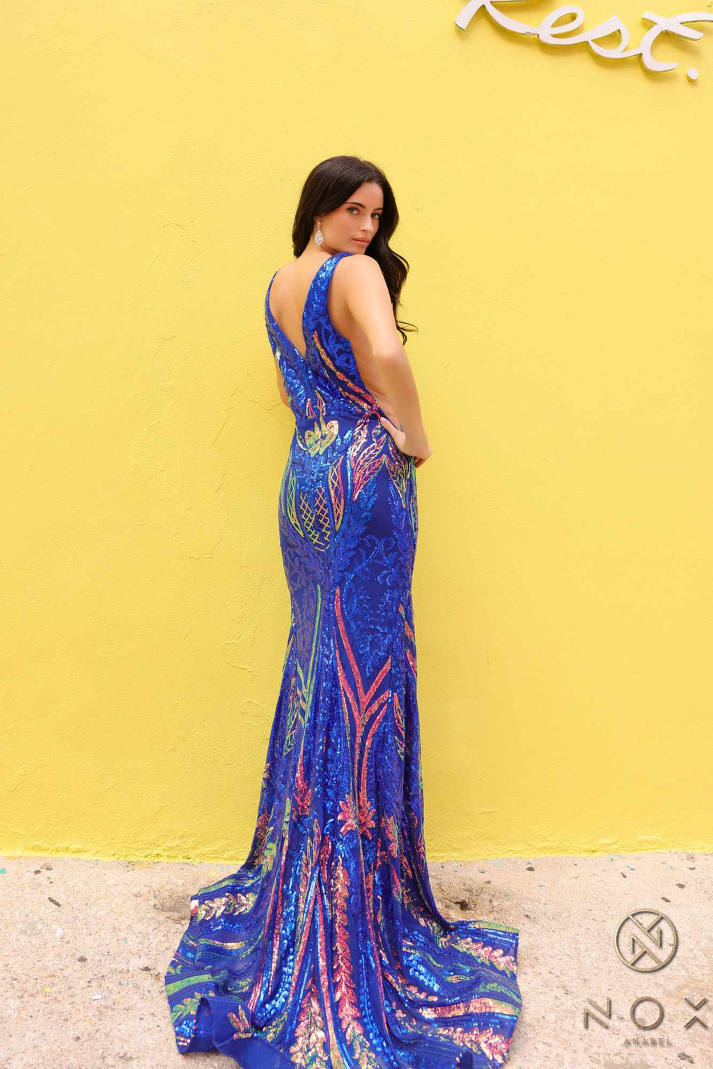 Long sequin gown with V-neck and fitted bodice, sleeveless, blue multicolor pattern