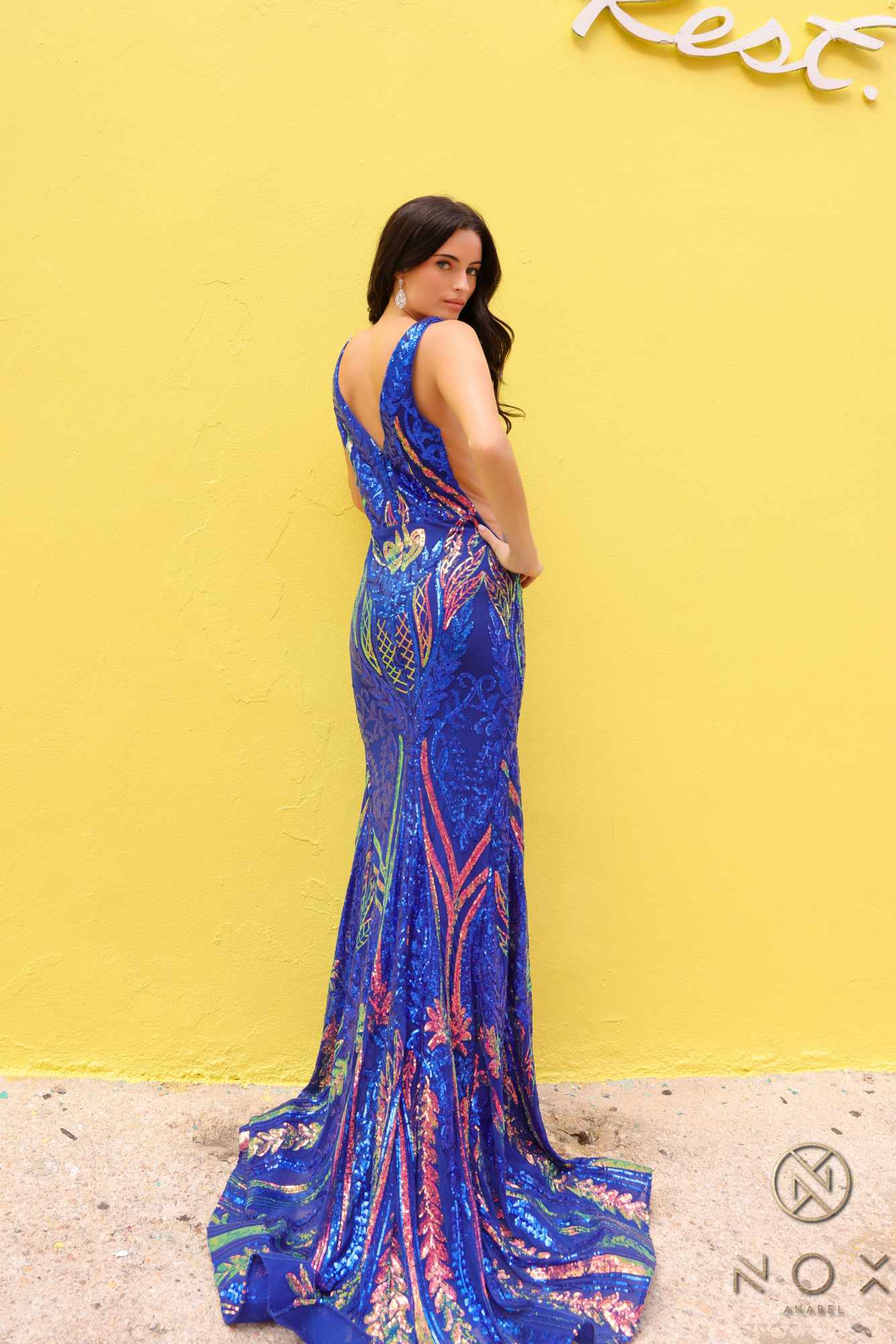 Long sequin gown with V-neck and fitted bodice, sleeveless, blue multicolor pattern