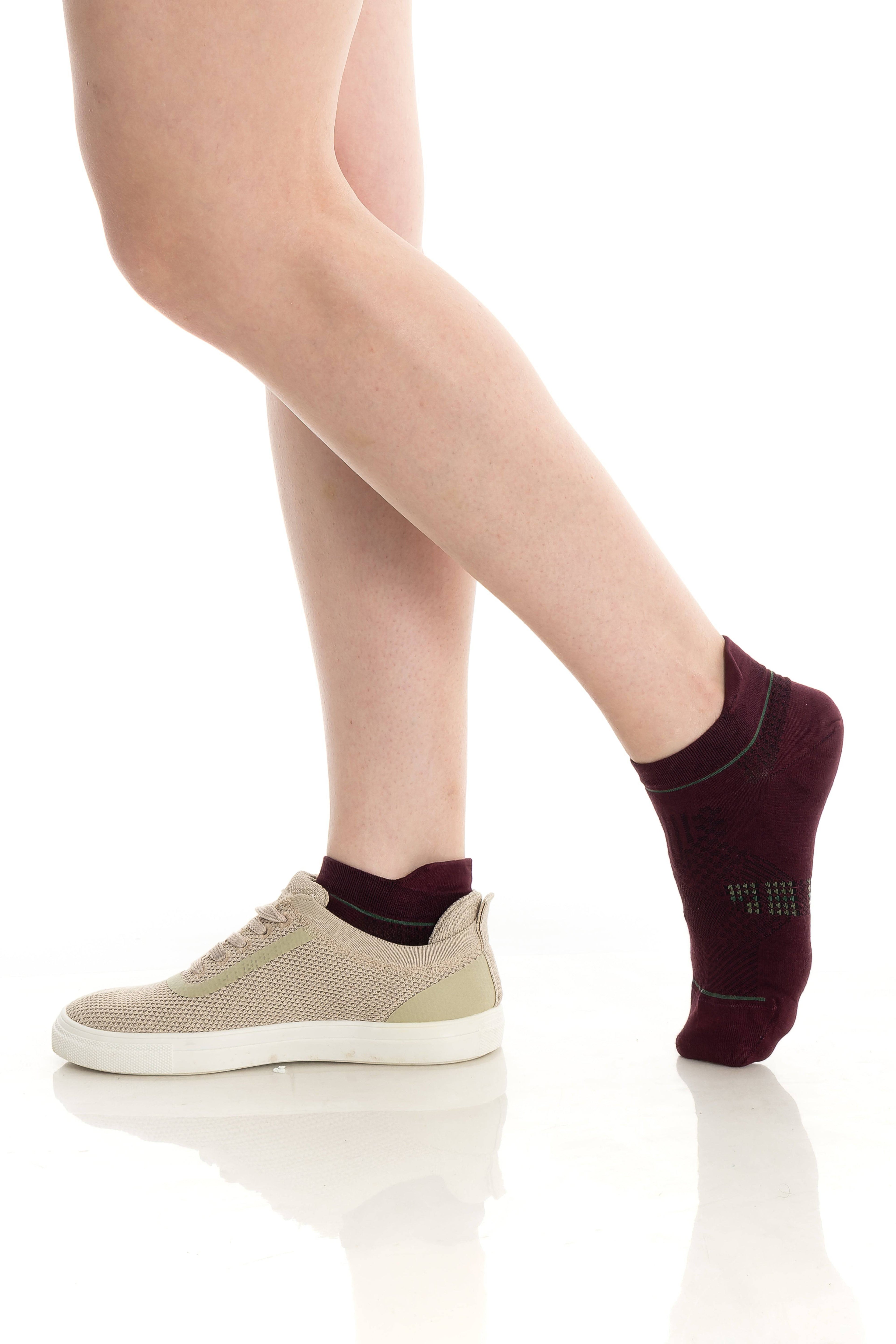 Bamboo ankle socks 6-pack, one burgundy sock and one beige sock with knit pattern