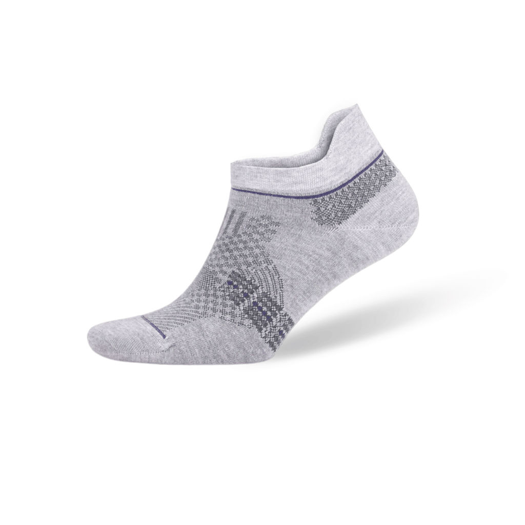 Bamboo ankle sock in light gray with dark geometric knit pattern