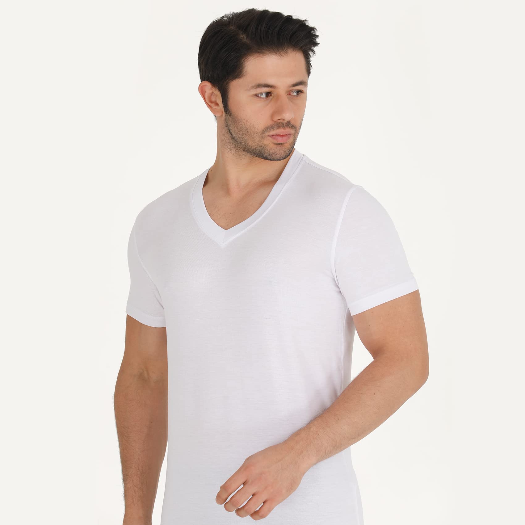 Men’s V-neck bamboo undershirt in white, short-sleeve knit