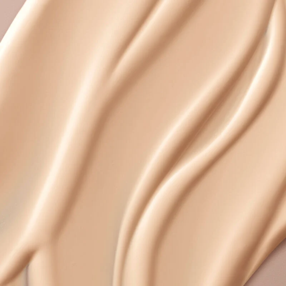 Beige cream texture swatch with glossy streaks for correcting cream veil