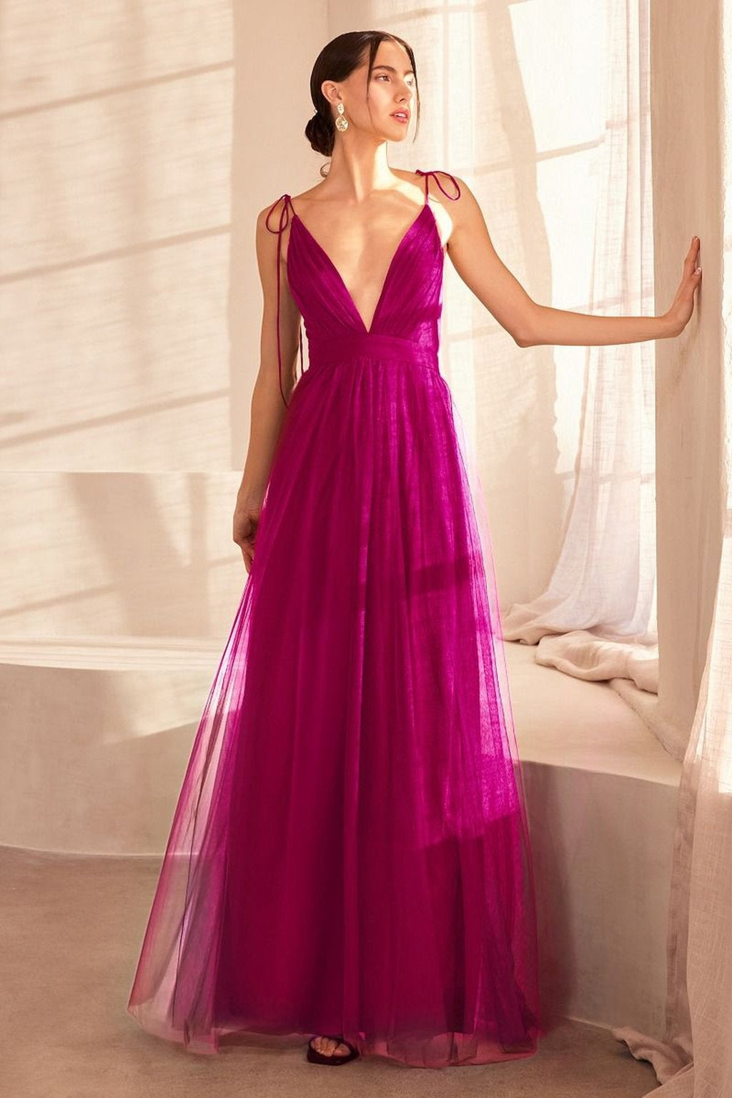 Burgundy tulle evening dress with V-neck and open back, tiered skirt and thigh-high slit