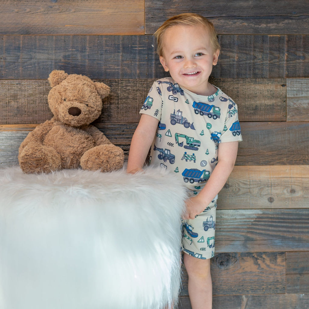 Kids' construction pajama set on boy, short-sleeve top and matching shorts, light vehicle print