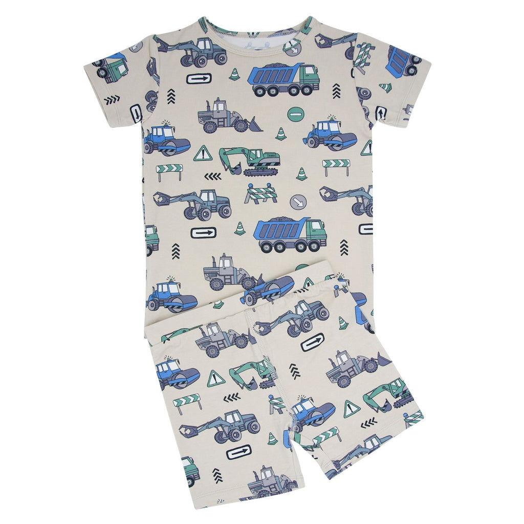 Kids' construction pajama set, short-sleeve top and shorts with trucks and diggers print