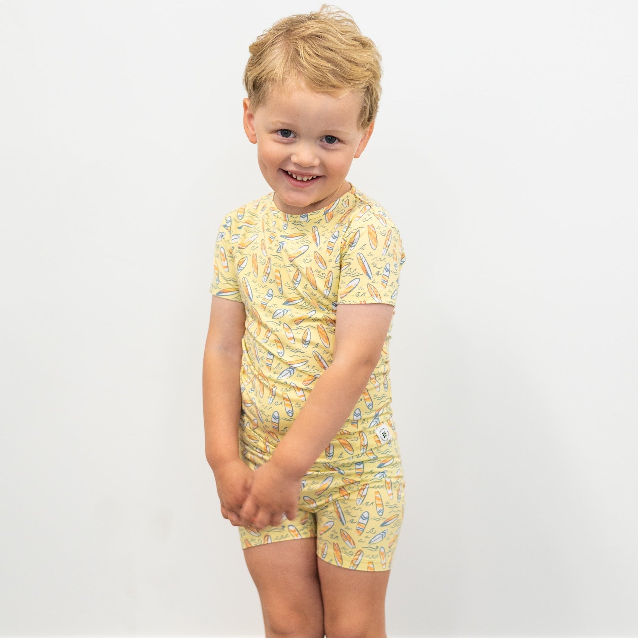 Boys yellow surfboard waves pajama set with T-shirt and shorts, all-over surf print