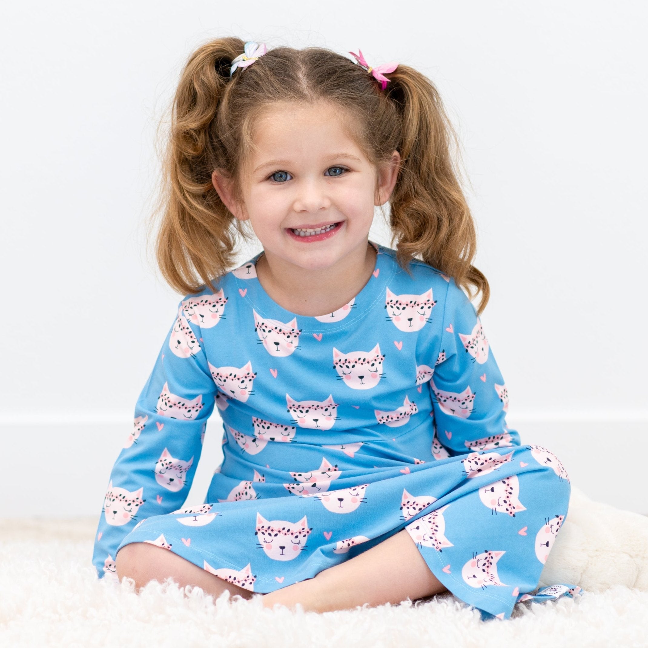 Girls' long-sleeve cat print dress, light blue with pink cat faces and crew neck