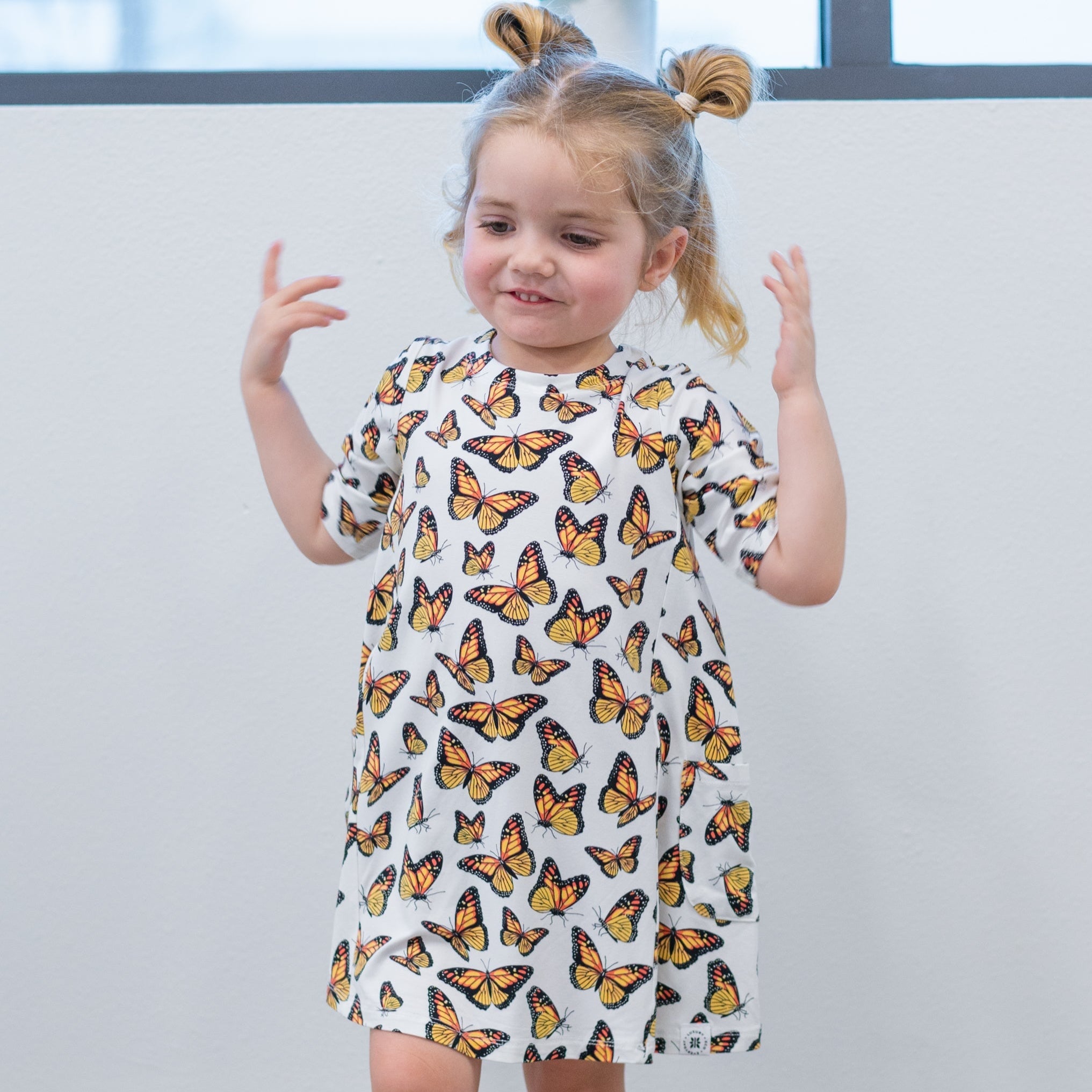 Girls short-sleeve tunic with colorful butterfly print, flared A-line fit