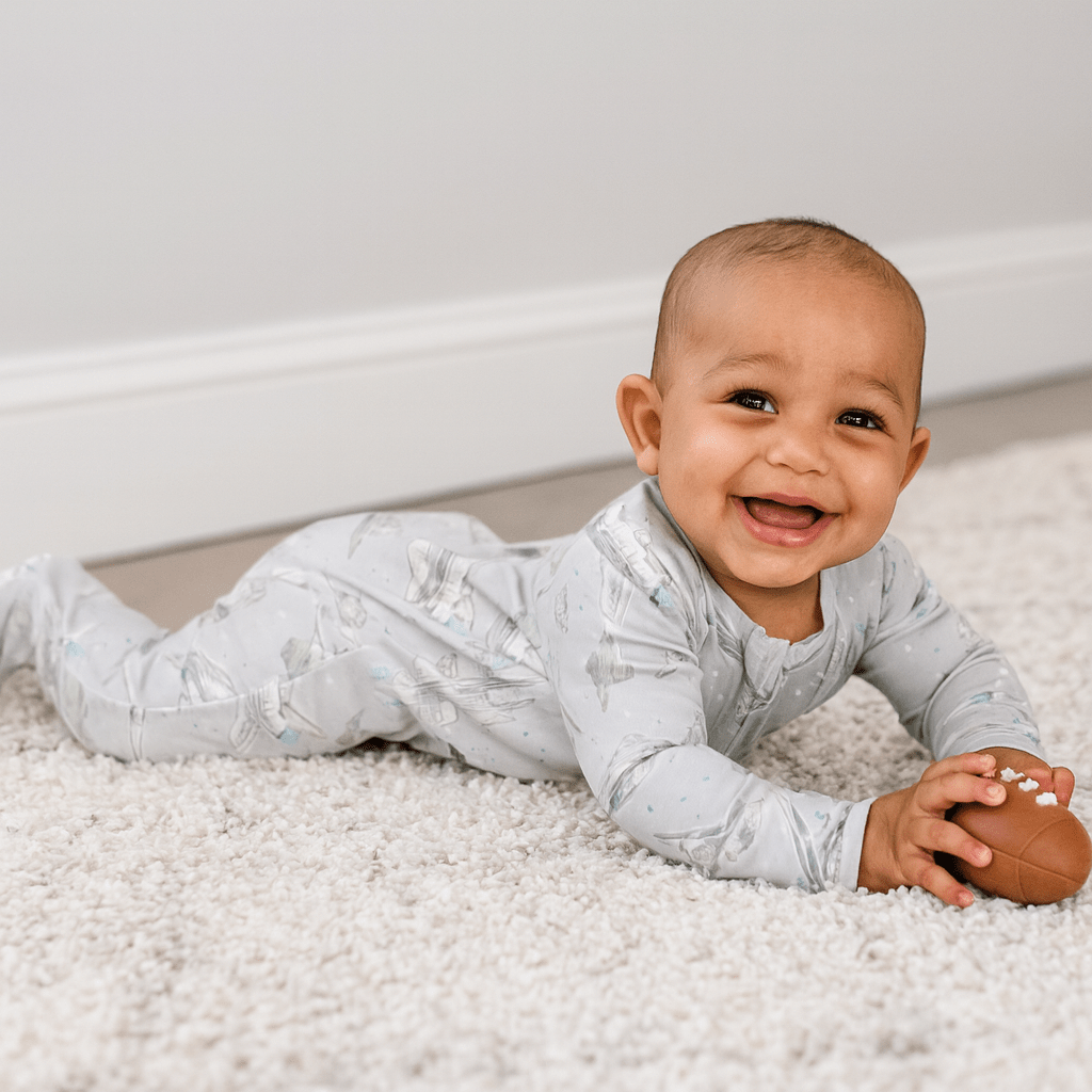 Light gray baby zipper footie with space-rocket print, long sleeves and zipper