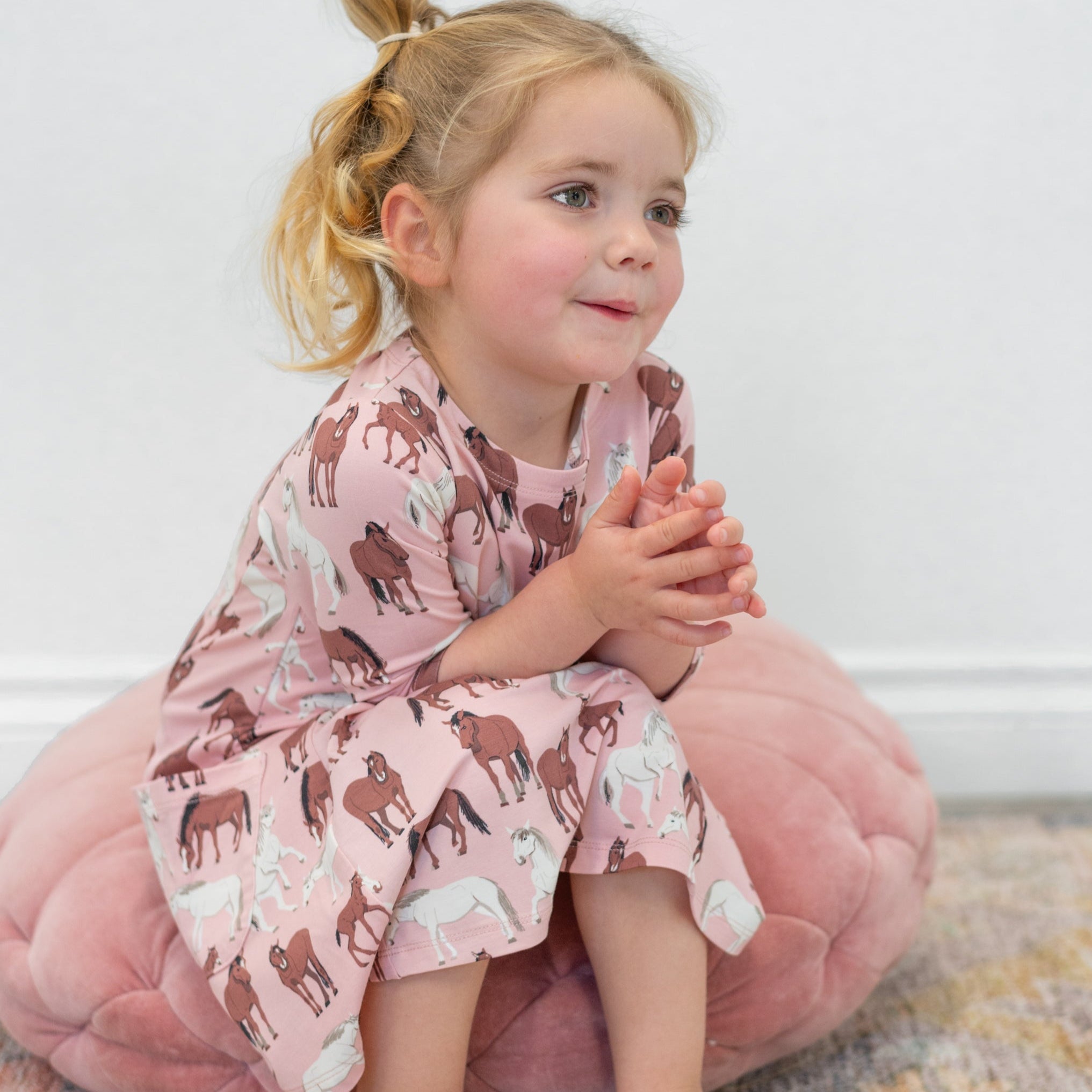Girls' horse-print tunic in pale pink with short sleeves and round neckline